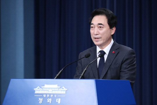 청와대가 최근의 부동산 상황을 두고 안정세에 접어들었다는 자체 평가를 재확인했다. 사진은 박수현 청와대 국민소통수석. <연합뉴스>